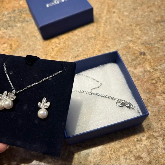 NWOT SWAROVSKI NECKLACE AND EARRINGS - Picture 3 of 3